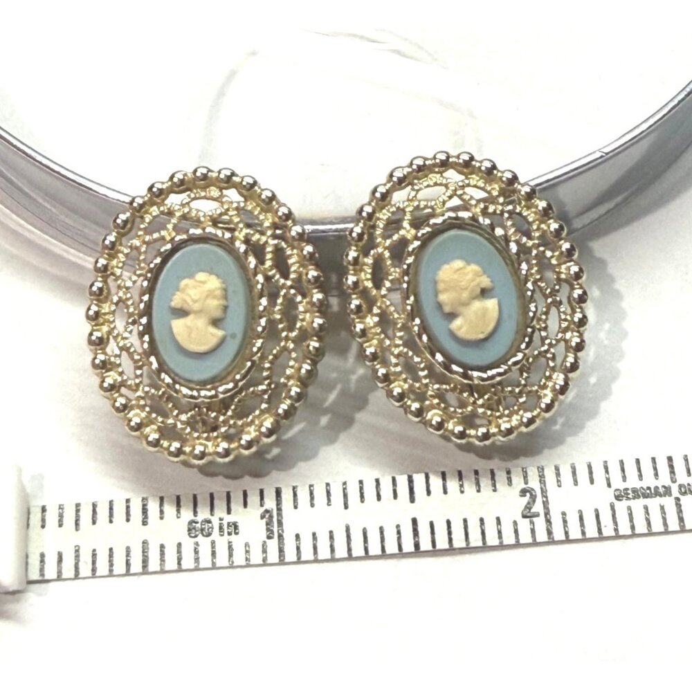 vintage sarah coventry cameo‎ clip on earrings gold pastel blue set 1x1.25"